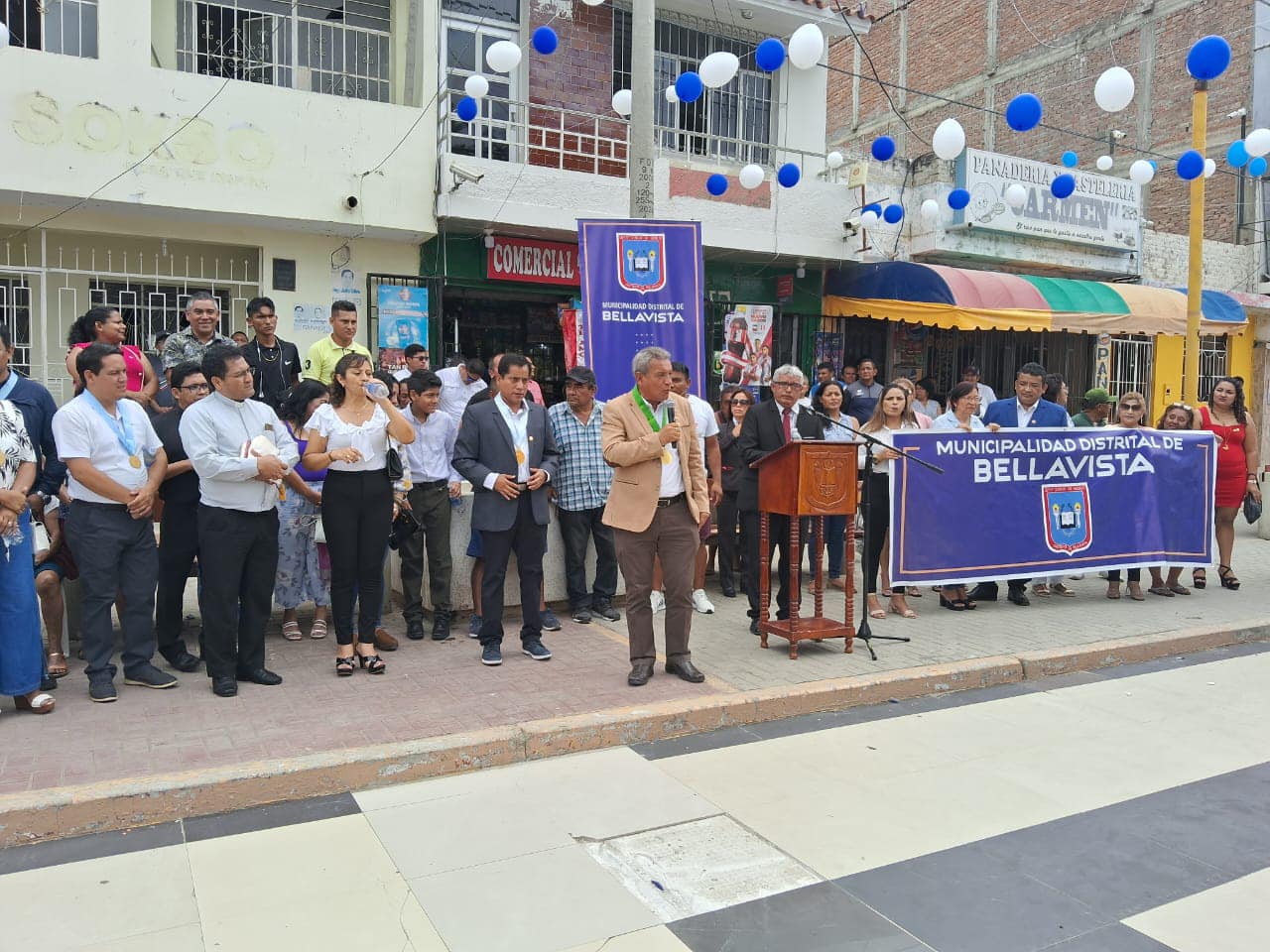 Alcalde Marlem Mogollón participó en bendición y presentación de vehículo de limpieza pública.
