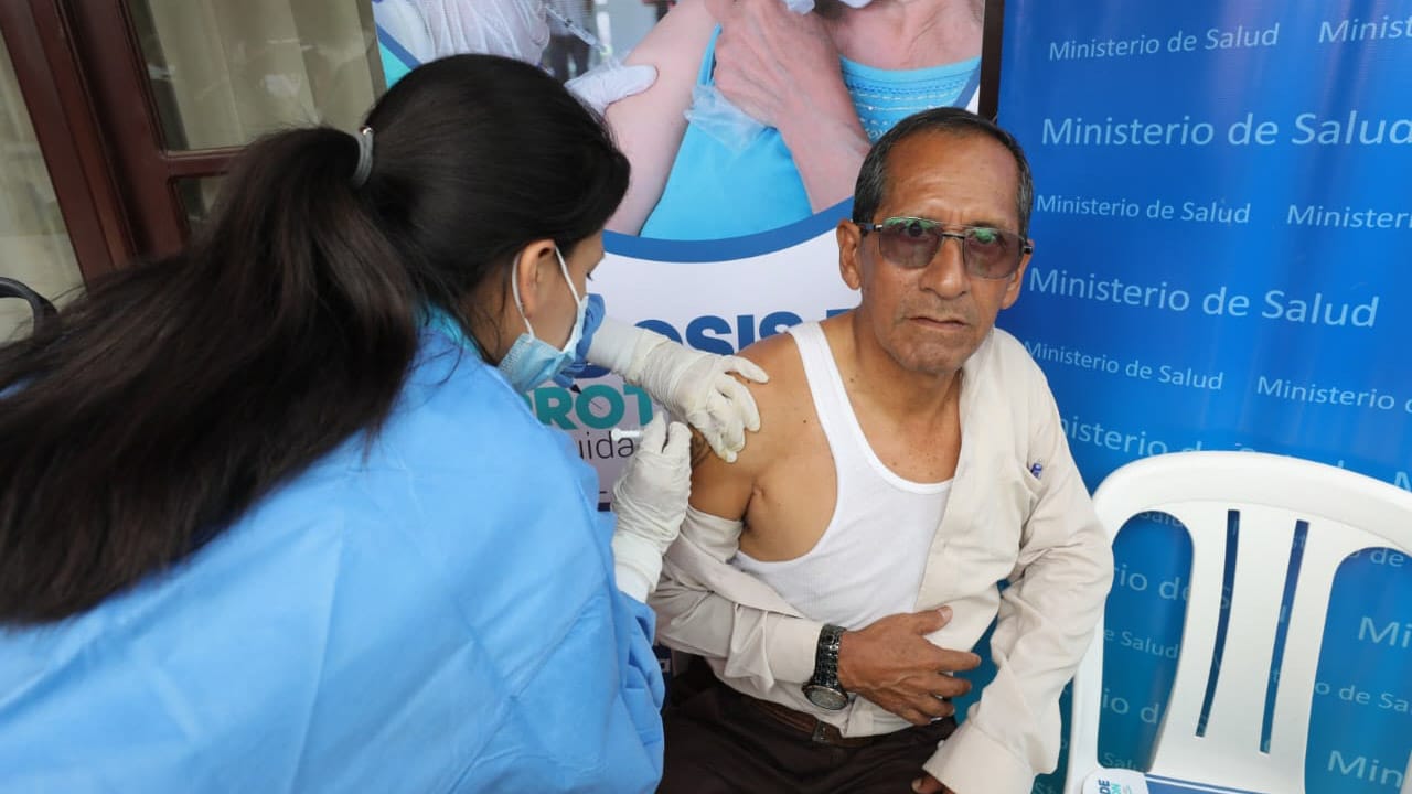 Más personas se protegen contra la covid-19 en Lima y regiones gracias a campañas de vacunación descentralizadas