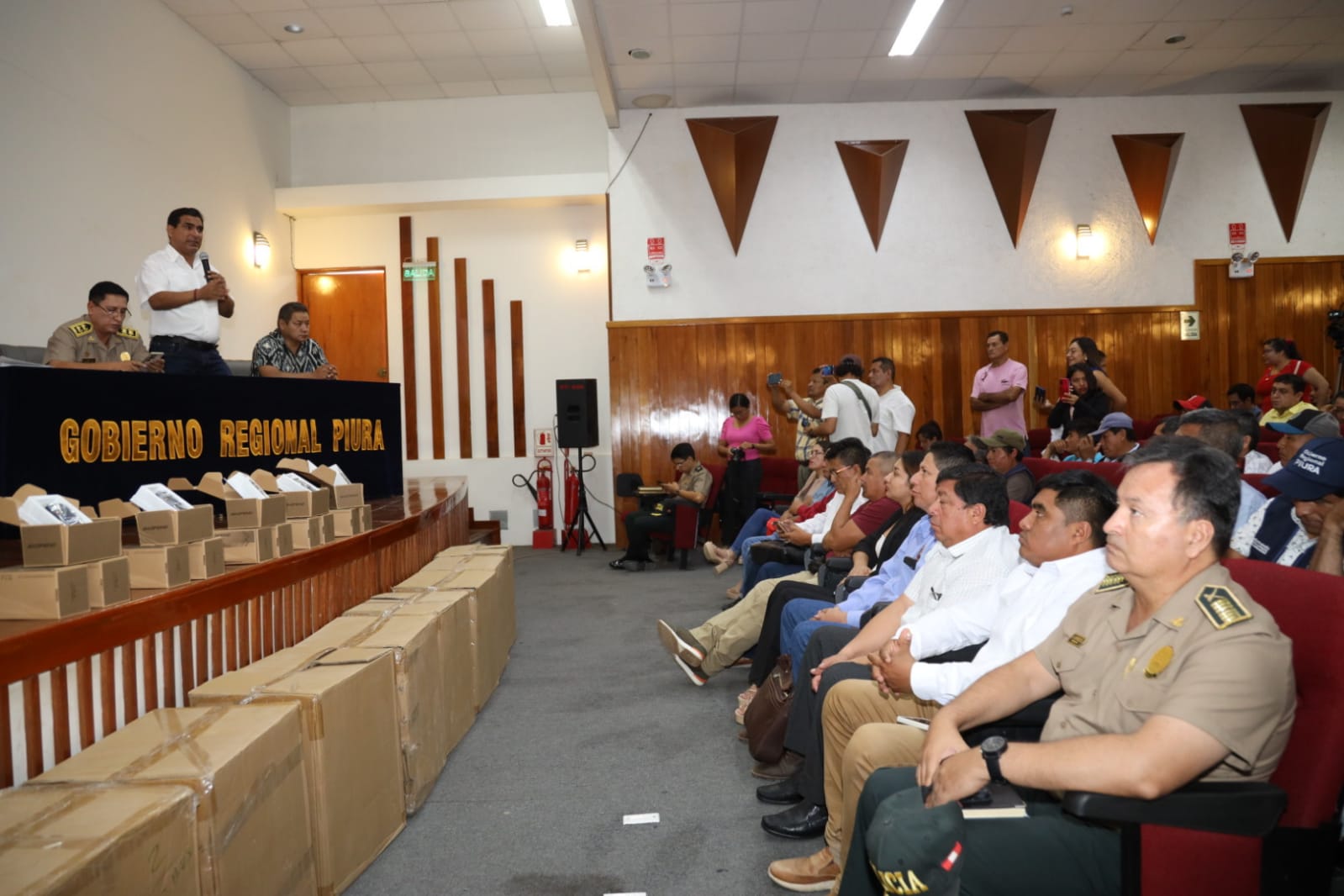 GORE entrega más de 5 mil modernas radios portátiles para luchar contra inseguridad en la sierra piurana