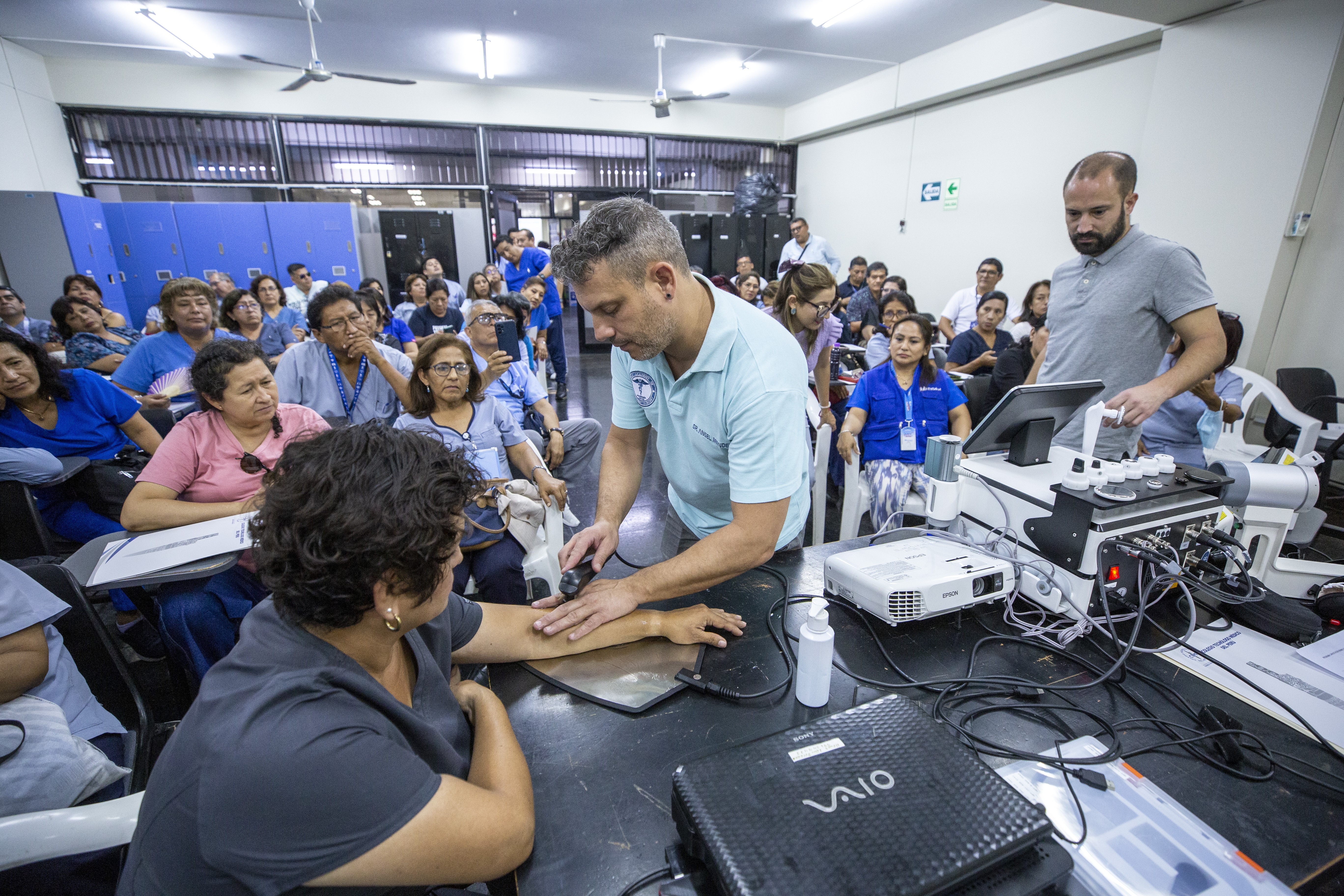 Médicos españoles capacitan a tecnólogos del PADOMI de EsSalud en terapia física y rehabilitación