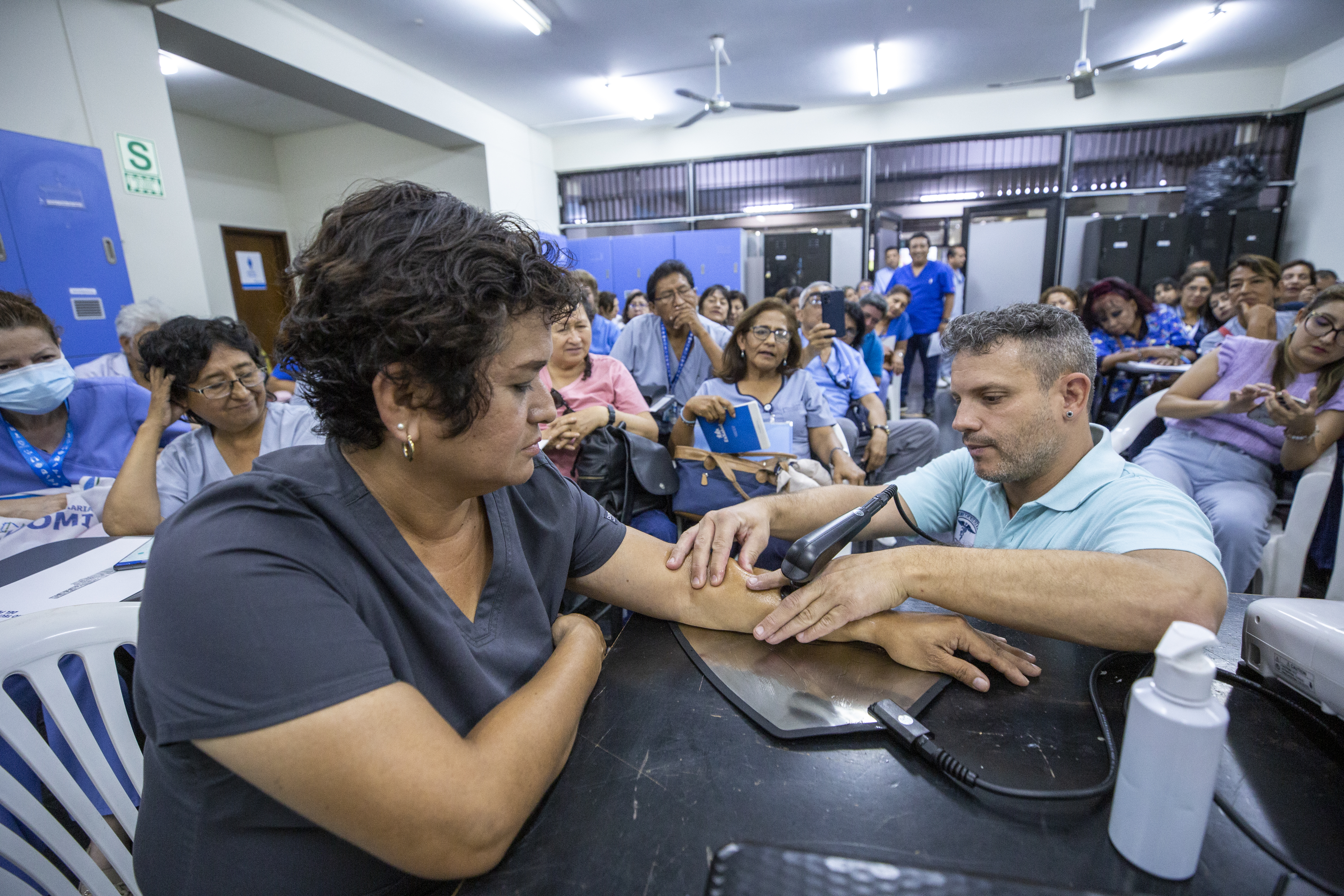 Médicos españoles capacitan a tecnólogos del PADOMI de EsSalud en terapia física y rehabilitación