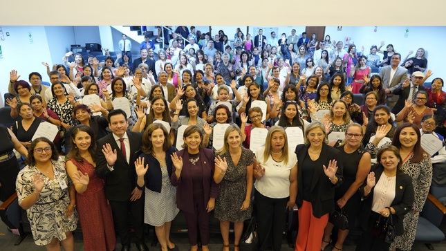 ministra en ceremonia reconocimiento emprendedoras