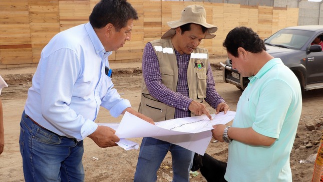 Funcionarios verifican daños ocasionados por aniego de agua por desborde de canal agrícola