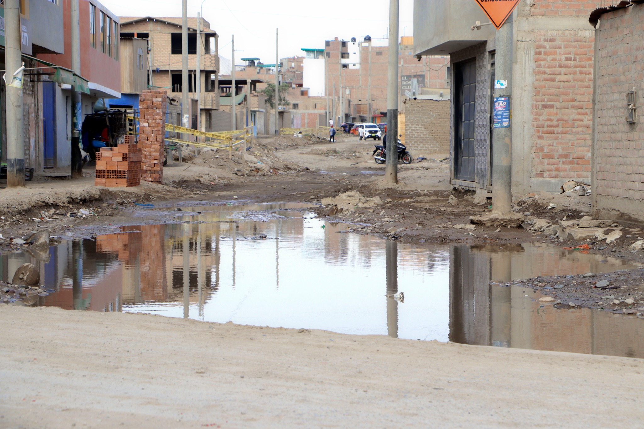 Funcionarios verifican daΓ±os ocasionados por aniego de agua por desborde de canal agrΓcola