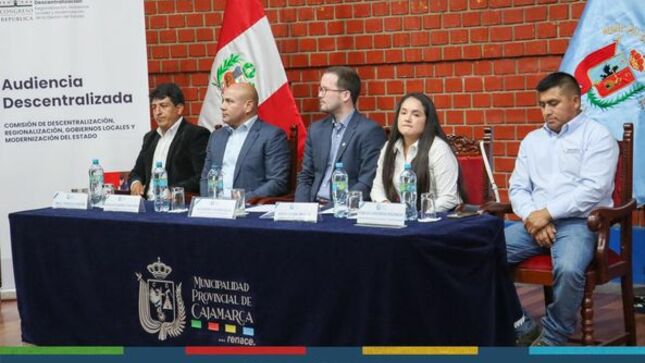 📌El alcalde provincial de Cajamarca, Joaquín Ramírez Gamarra, viene participando de la Audiencia Descentralizada de la comisión de Descentralización, Regionalización, Gobiernos Locales y Modernización del Estado junto al congresista Alejandro Cavero Alva, presidente de esta comisión y la congresista Edith Julon Irigoin. 
🤝Durante esta audiencia, varios alcaldes de centros poblados y autoridades regionales  llegaron hasta el auditorio de la comuna local para realizar peticiones y buscar los mejores caminos de solución en favor de la población. 