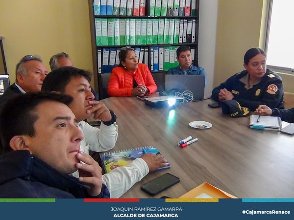 ✅Con el propósito de brindar mayor seguridad a los visitantes, vecinos, así como a las personas que participaran en el bando y la segunda globeada del carnaval, la gerencia de Transportes y Seguridad Vial de la Municipalidad de Cajamarca y la Policía Nacional de Transito se reunieron para ultimar detalles para la ejecución del plan de desvío vehicular que se realizará en estos días de carnaval.
🗣Edith Chuco Gutiérrez, gerente de Transportes y Seguridad Vial, exhortó a la población cajamarquina su colaboración para dar cumplimento a este plan que comprende el cierre temporal de algunas calles para evitar accidentes de tránsito y congestionamiento vehicular. Asimismo, dio a conocer que la comuna local a dispuesto grúas con el propósito de recuperar espacios públicos para el libre tránsito vehicular y peatonal en todos los días de la fiesta del carnaval.
