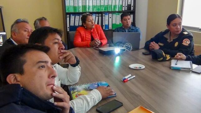 ✅Con el propósito de brindar mayor seguridad a los visitantes, vecinos, así como a las personas que participaran en el bando y la segunda globeada del carnaval, la gerencia de Transportes y Seguridad Vial de la Municipalidad de Cajamarca y la Policía Nacional de Transito se reunieron para ultimar detalles para la ejecución del plan de desvío vehicular que se realizará en estos días de carnaval.
🗣Edith Chuco Gutiérrez, gerente de Transportes y Seguridad Vial, exhortó a la población cajamarquina su colaboración para dar cumplimento a este plan que comprende el cierre temporal de algunas calles para evitar accidentes de tránsito y congestionamiento vehicular. Asimismo, dio a conocer que la comuna local a dispuesto grúas con el propósito de recuperar espacios públicos para el libre tránsito vehicular y peatonal en todos los días de la fiesta del carnaval.