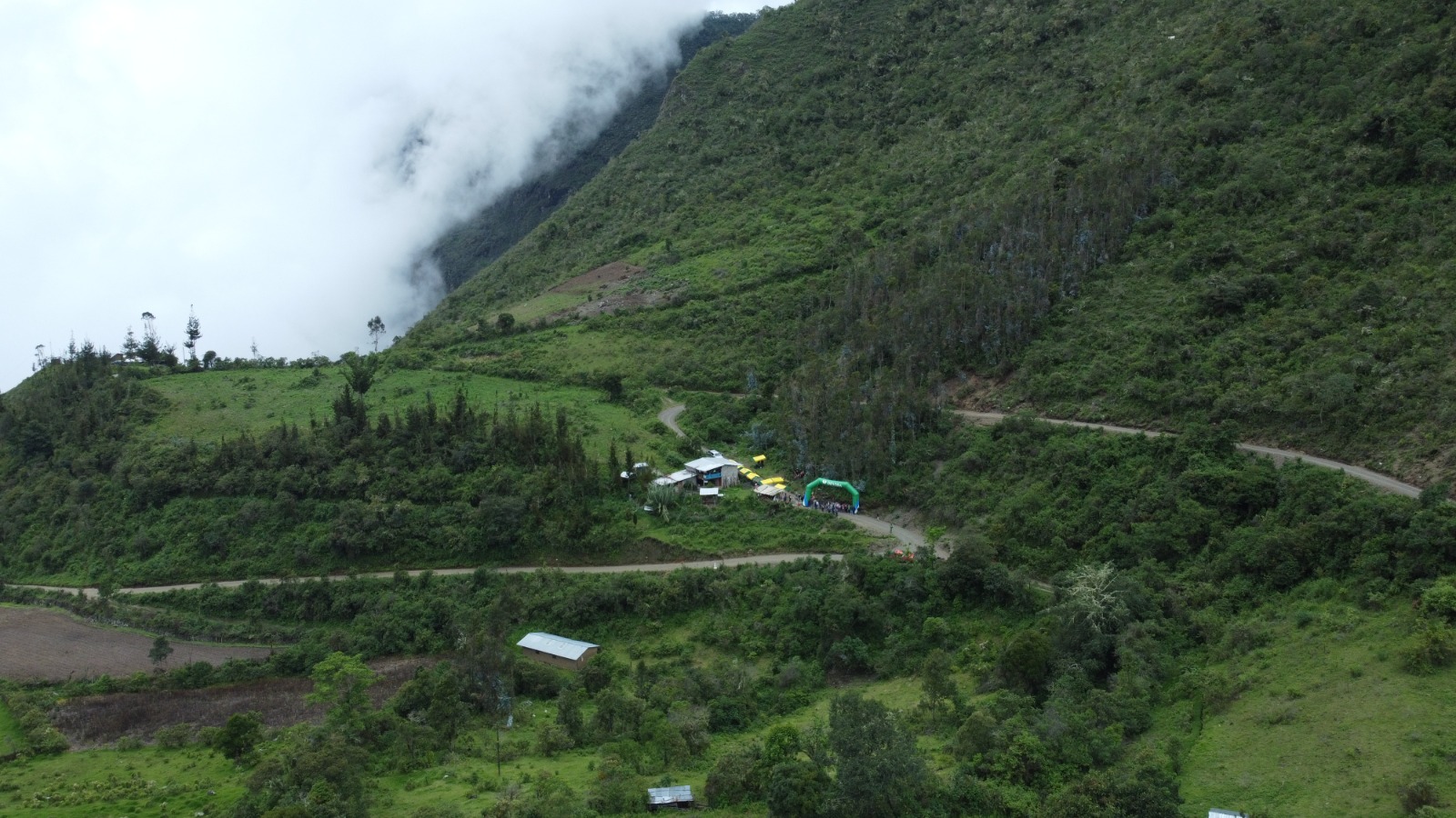 Vraem: Devida y la Municipalidad de Huachocolpa entregan 16 kilómetros de caminos vecinales mejorados