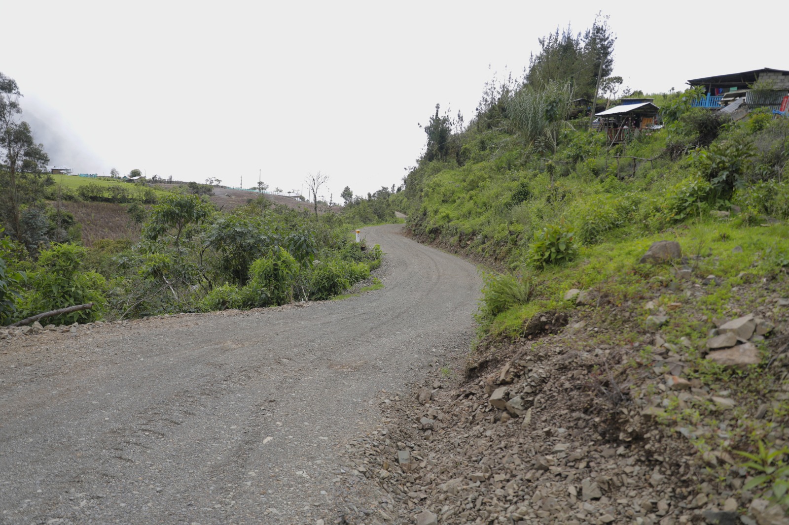 Vraem: Devida y la Municipalidad de Huachocolpa entregan 16 kilómetros de caminos vecinales mejorados