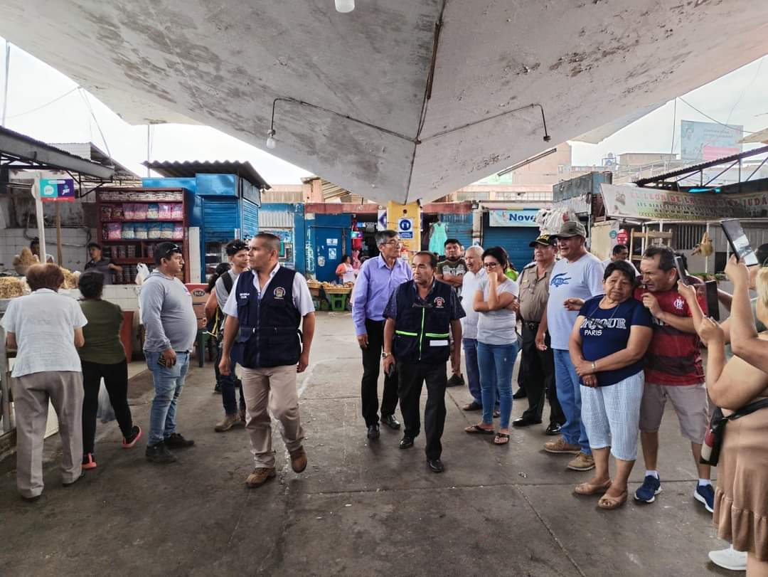 Por riesgo de colapso de techos, señalado por Defensa Civil, se dispone cierre por 5 días de área afectada del Mercado Modelo