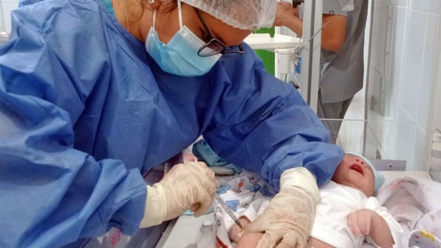 Bienvenida a la Vida: Celebrando el nacimiento del tercer bebé del año en el centro de salud José Leonardo Ortiz