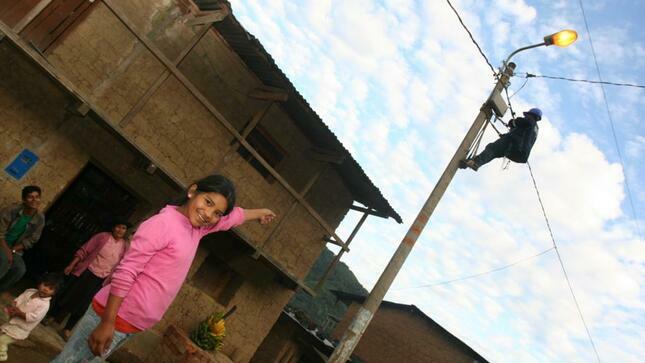 18 obras de Electrificación Rural en Beneficio de 64 mil Pobladores de Diversas Regiones