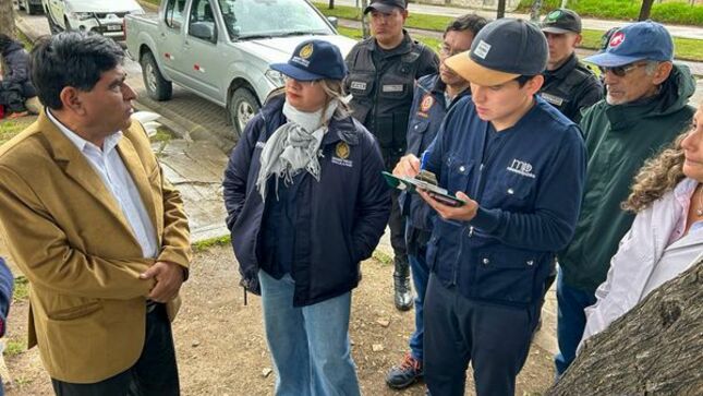 ✅Esta mañana representantes de la Primera Fiscalia Provincial Especializada de Prevención del Delito de Cajamarca, representada por la abogada Sandra Bringas Flores, se reunieron con personal de la Municipalidad Provincial de Cajamarca representados por el Ing. Luis Díaz Vergara, gerente de desarrollo económico,  en la explanada donde se realizan las globeadas con la finalidad de tomar medidas de seguridad para el carnaval.
👉En la visita al lugar se constató las medidas de seguridad que viene trabajando el personal de la comuna cajamarquina para atender las necesidades de seguridad y prevención acorde cada actividad organizada para la celebración de los carnavales.
📌Asimismo el gerente de desarrollo económico recorrió diversos puntos de la ciudad donde se realizarán actividades programadas, con la finalidad de tomar las medidas y precauciones correspondientes para garantizar la salud, el orden y seguridad de los cajamarquinos y visitantes.