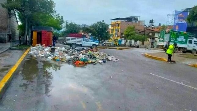 📌Desde muy temprano, trabajadores de la comuna local, realizan trabajos de limpieza en la zona La Recoleta, tras la realización del festival de la chicha y el pan en el barrio San Sebastián  que reunió a miles de cajamarquinos y turistas. 