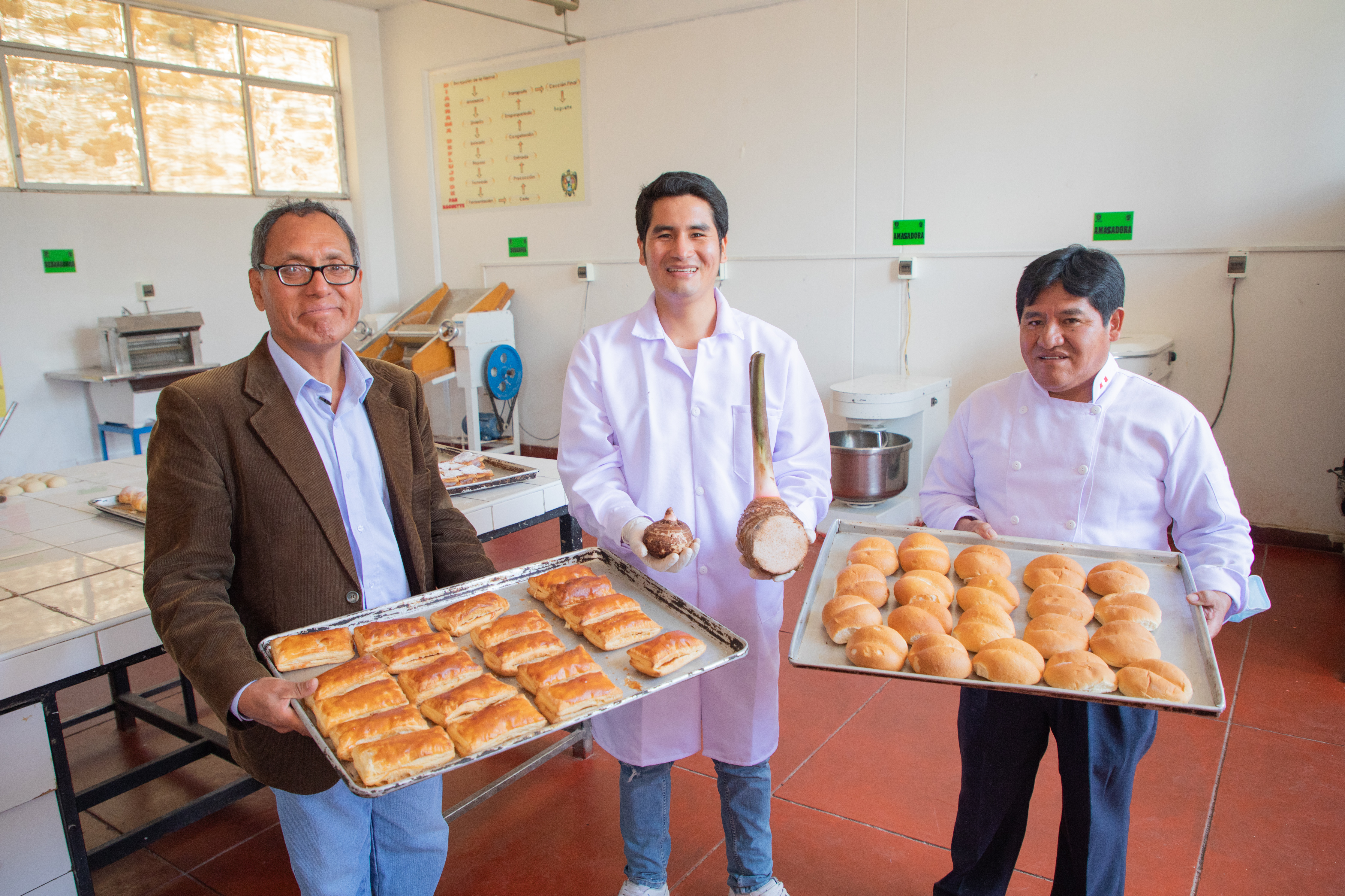 El becario Miguel Ángel, junto a su equipo, muestra los productos enriquecidos que logró gracias al puré de pituca.