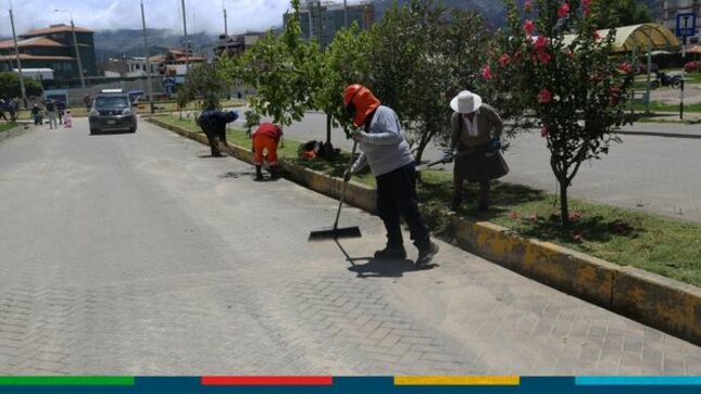 📌La gerencia de Desarrollo Ambiental de la Municipalidad Provincial a través de la subgerencia de Gestión Integral de Residuos Sólidos, realizaron la limpieza de cunetas y rejillas del complejo Qhapaq Ñan, específicamente de las Av. Wiracoha, Pachacútec y la Av. La Cantuta.
🧹Debido al incremento de las lluvias en estos meses es necesario mantener las cunetas limpias, para facilitar la circulación de las aguas de lluvia e impedir inundaciones. 
No arrojes basura y juntos cuidemos el medio ambiente ✅
