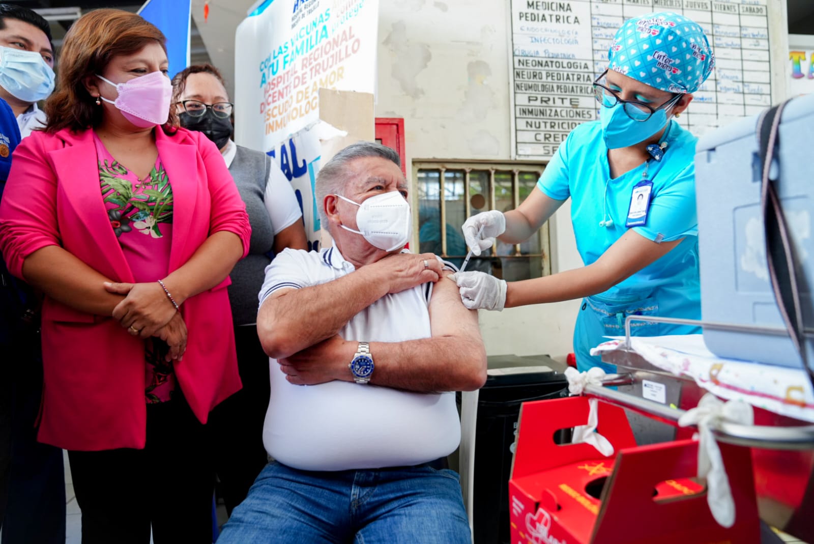 César Acuña es la primera autoridad nacional en vacunarse contra la COVID-19