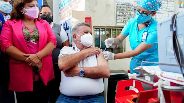 César Acuña es la primera autoridad nacional en vacunarse contra la COVID-19