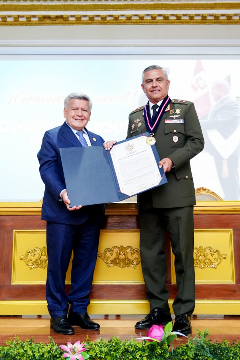 César Acuña condecora al general del Ejército César Claudet por labor en favor de la población