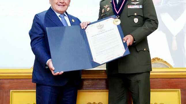 César Acuña condecora al general del Ejército César Claudet por labor en favor de la población