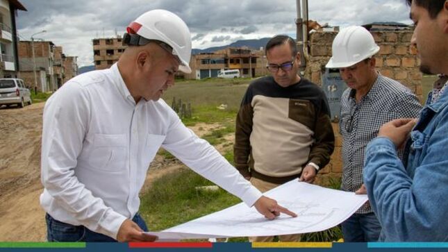 📌La gestión del alcalde provincial de Cajamarca, Joaquin Ramírez Gamarra, ha logrado la viabilidad para la pavimentación de calles en el sector San Martín. Este es el primer proyecto gestionado en Cajamarca, en los últimos 10 años, a través del programa de Mejoramiento Integral de Barrios del Ministerio de Vivienda Construcción y Saneamiento, con un monto asignado de S/ 8,217,425.42.
🤝El sector San Martín es reconocido por ser una zona de crecimiento y por ser una zona semi comercial, la cual cuenta con muchas vías sin pavimentar; por ello en este proyecto se está considerando realizar aproximadamente 16 mil 629 m2 de pavimento rígido, también se está considerando, 396 m3 de cunetas triangulares, además de 930 m2 de veredas de concreto simple, y 108 m3 de rampas para discapacitados. 
🛣️Este es un proyecto inclusivo, que va de la mano con el medio ambiente y logrando respetar toda la normativa correspondiente en el diseño de pavimentos urbanos, convirtiéndose en un proyecto emblemático e integral para nuestra provincia, y demostrando la calidad y el compromiso que tiene la gestión Ramírez.