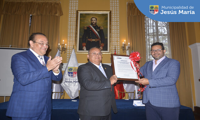 Nuestro alcalde Jesús Gálvez Olivares lideró la ceremonia que certifica al Primer Libro de Actas de Jesús María cómo patrimonio cultural. Este importante documento recoge los nombres de personajes destacados y hechos trascendentales del distrito que continuaremos resguardando con mucho orgullo. 📖🏛