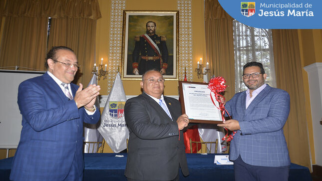 Nuestro alcalde Jesús Gálvez Olivares lideró la ceremonia que certifica al Primer Libro de Actas de Jesús María cómo patrimonio cultural. Este importante documento recoge los nombres de personajes destacados y hechos trascendentales del distrito que continuaremos resguardando con mucho orgullo. 📖🏛