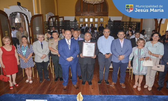 Nuestro alcalde Jesús Gálvez Olivares lideró la ceremonia que certifica al Primer Libro de Actas de Jesús María cómo patrimonio cultural. Este importante documento recoge los nombres de personajes destacados y hechos trascendentales del distrito que continuaremos resguardando con mucho orgullo. 📖🏛