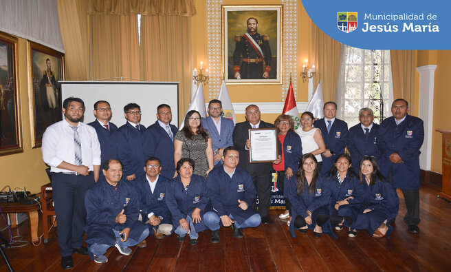 Nuestro alcalde Jesús Gálvez Olivares lideró la ceremonia que certifica al Primer Libro de Actas de Jesús María cómo patrimonio cultural. Este importante documento recoge los nombres de personajes destacados y hechos trascendentales del distrito que continuaremos resguardando con mucho orgullo. 📖🏛