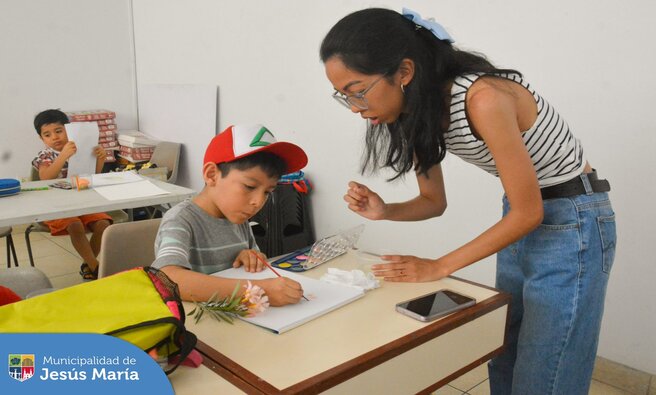 ¡En Jesús María ya iniciamos las  #VacacionesDivertidas2024! Nuestros pequeños jesusmarianos desarrollan su imaginación en el taller de arte del Centro Cultural.

 Más información ingresando a: https://bit.ly/3vlzKbN
