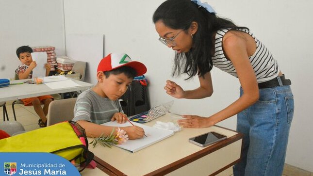 ¡En Jesús María ya iniciamos las  #VacacionesDivertidas2024! Nuestros pequeños jesusmarianos desarrollan su imaginación en el taller de arte del Centro Cultural.

 Más información ingresando a: https://bit.ly/3vlzKbN
