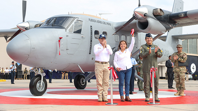 
·         Jefa de Estado lideró ceremonia de puesta en servicio de la aeronave Twin Otter DHC-6-300 de la FAP