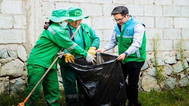 MANTENER UN DISTRITO LIMPIO Y SEGURO, EL PERSONAL DE LIMPIEZA, PARQUES Y JARDINES, CUMPLE IMPORTANTE LABOR DE RECOJO DE RESIDUOS SÓLIDOS EN EL SECTOR DE CCOYAHUACHO