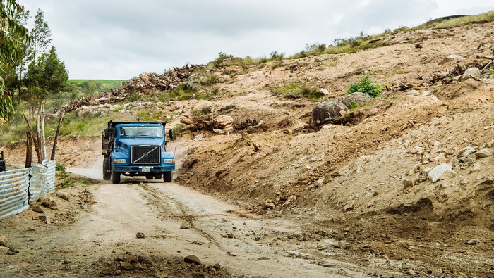 MUNICIPALIDAD DE SAN JERÓNIMO COADYUVA EN LA REMOCIÓN DE TIERRAS PARA UNA FUTURA CONSTRUCCIÓN DE CEMENTERIO EN LA COMUNIDAD DE UNIÓN CHUMBAO
