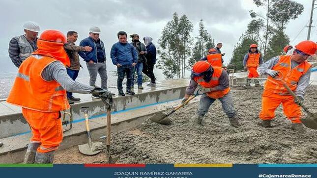 📌El alcalde provincial de Cajamarca, Joaquin Ramírez Gamarra, llevó a cabo una exhaustiva supervisión de los trabajos de pavimentación en la avenida Miguel de Cervantes, destacando el significativo avance y progreso alcanzado en esta importante obra de infraestructura.
🚧 En la actualidad, la obra ha alcanzado la finalización de los muros de contención, un sustancial avance en la construcción de las veredas y el inicio del vertido del pavimento rígido. 
👉 Durante la inspección, la máxima autoridad edil reafirmó su compromiso inquebrantable de continuar trabajando incansablemente y supervisar personalmente cada proyecto que contribuya al desarrollo y bienestar de Cajamarca. 
