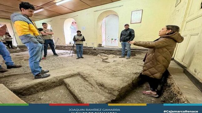 📌Este proyecto liderado por la Municipalidad Provincial de Cajamarca, sigue enriqueciendo nuestra historia, pues se ha realizado un gran hallazgo en medio de las excavaciones en las inmediaciones del Cuarto de Rescate, espacio donde al inca Atahualpa prometió oro y plata para su rescate a los españoles en 1533. El equipo de arqueólogos encontró nuevos vestigios del Imperio Incaico.
🗣La arqueóloga Solsiré Cusicanqui Marsano, de la Universidad de Harvard, explicó que estas excavaciones, que iniciaron en noviembre de 2023, buscan que el conocimiento arqueológico, científico e histórico pueda ser compartido lo más rápido posible a la sociedad, porque esa es la manera de revalorizar y apreciar nuestro patrimonio.
✅“Hemos encontrado lo que estamos buscando, restos de lo que hubiera sido la ciudadela inca. Además de la arquitectura, hemos encontrado cerámica inca, cerámica Cajamarca, del periodo colonial, canales, pisos, cerámica republicana, cruces, monedas de 1832 y 1876, restos de animales, cerámica muy fina de exportación”, dijo la arqueóloga. 