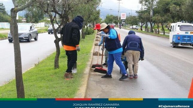 📌La gerencia de Desarrollo Ambiental de la #MPC, a través de la subgerencia de Gestión Integral de Residuos Sólidos realizó la limpieza y desarenado de cunetas en la zona del óvalo musical carretera con Los Baños del Inca. 
👉Esta actividad tiene el propósito de evitar posibles obstrucciones e inundaciones, debido a las lluvias en esta temporada del año, esta jornada de limpieza. 
✅Desde la comuna local seguiremos con estas actividades en diferentes sectores de la ciudad para tener una Cajamarca más limpia y ordenada.