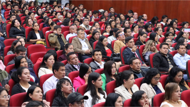 En una importante ceremonia organizada por la Dirección Regional de Educación Amazonas, se llevó a cabo la entrega de 587 resoluciones de nombramiento, que confirman el ingreso de nuevos docentes a la Carrera Pública Magisterial. El acto protocolar, presidido por el Director Regional de Educación encargado, Segundo Zumaeta Arista, tuvo lugar en un ambiente lleno  expectativa.

Este evento contó con la participación de los directores de las UGEL de Rodríguez de Mendoza, Luya y Chachapoyas, destacando la importancia de esta colaboración interinstitucional en el fortalecimiento del sistema educativo en la región. La presencia masiva de maestros y familiares orgullosos resaltó el compromiso y la dedicación de quienes se suman a la noble tarea de formar a las futuras generaciones.

En el marco de la ceremonia, cada docente recibió su resolución de nombramiento, simbolizando un paso más en sus carreras profesionales. Este acto no solo celebra la labor de los educadores, sino que también refuerza el compromiso de las autoridades regionales con el desarrollo y fortalecimiento del sistema educativo regional.