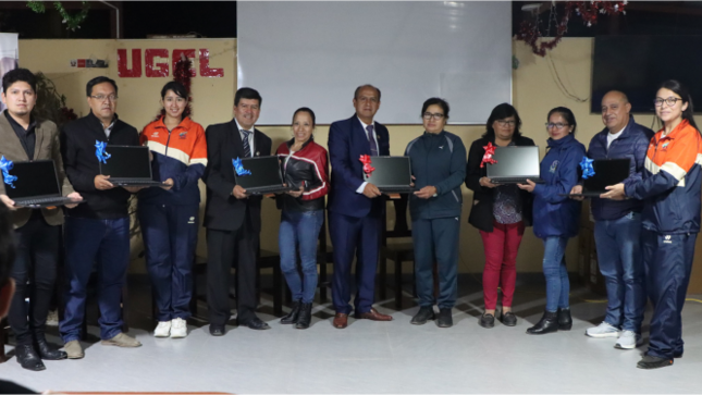 En un importante impulso hacia la modernización institucional, la Unidad de Gestión Educativa Local  Chachapoyas recibió oficialmente equipos tecnológicos. El acto de entrega fue presidido por el Director encargado de la Dirección Regional de Educación Amazonas, Segundo Zumaeta Arista, quien entregó  laptops, computadoras, multifuncionales, entre otros dispositivos, al Mg. Chener Alca Chapa, director encargado de la mencionada  UGEL.

Este gesto subraya el compromiso de las autoridades educativas regionales con la mejora continua de las condiciones laborales de sus colaboradores. La dotación de estos equipos busca potenciar las capacidades tecnológicas de la UGEL Chachapoyas, promoviendo un entorno  innovador y adaptado a las necesidades de la actualidad.