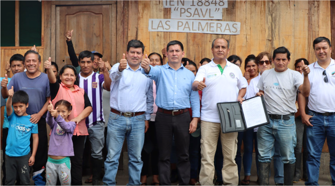 En un gesto significativo para la comunidad educativa, el director Segundo Zumaeta Arista entregó al señor Magno Rojas Guiop, agente municipal de Las Palmeras en la Jalca Grande, un importante oficio que da luz verde al funcionamiento de una sección anexa. Esta sección, bajo la jurisdicción del colegio Juan Velazco Alvarado, acogerá a estudiantes de Primer y Segundo Grado del Nivel Secundario, buscando atender las crecientes necesidades educativas de la localidad.

El director regional de educación enfatizó que esta medida representa un primer paso para satisfacer las demandas de estudiantes y padres de familia. Explicó que el objetivo para este año es avanzar hacia la obtención de la resolución que permita la creación de una Institución Educativa Secundaria independiente en Las Palmeras. Este esfuerzo busca no solo proporcionar una educación de calidad sino también garantizar un acceso más conveniente y completo a la educación secundaria en la comunidad.