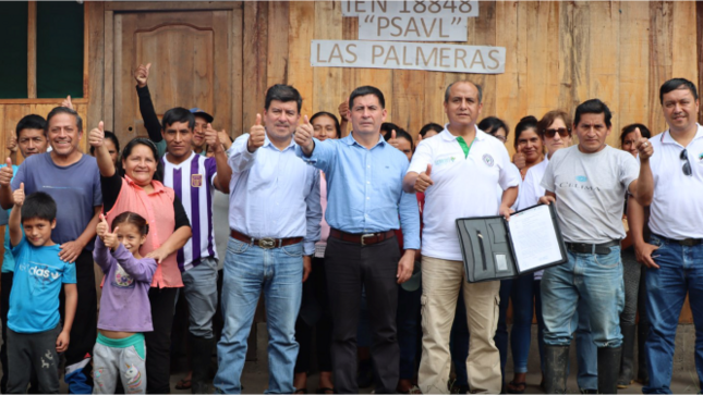 En un gesto significativo para la comunidad educativa, el director Segundo Zumaeta Arista entregó al señor Magno Rojas Guiop, agente municipal de Las Palmeras en la Jalca Grande, un importante oficio que da luz verde al funcionamiento de una sección anexa. Esta sección, bajo la jurisdicción del colegio Juan Velazco Alvarado, acogerá a estudiantes de Primer y Segundo Grado del Nivel Secundario, buscando atender las crecientes necesidades educativas de la localidad.

El director regional de educación enfatizó que esta medida representa un primer paso para satisfacer las demandas de estudiantes y padres de familia. Explicó que el objetivo para este año es avanzar hacia la obtención de la resolución que permita la creación de una Institución Educativa Secundaria independiente en Las Palmeras. Este esfuerzo busca no solo proporcionar una educación de calidad sino también garantizar un acceso más conveniente y completo a la educación secundaria en la comunidad.