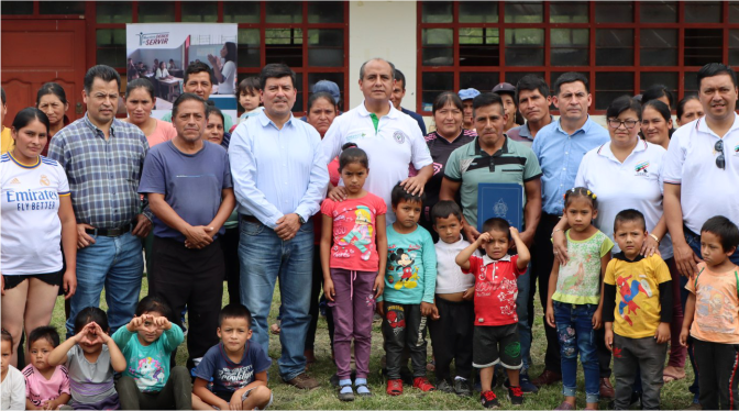 Una comitiva integrada por representantes de las Unidades de Gestión Educativa Local Chachapoyas y Rodríguez de Mendoza, liderada por la Dirección Regional de Educación, se trasladó hasta el centro poblado de Nueva Unión, ubicado en el distrito de Jalca Grande. El propósito de este desplazamiento fue la entrega oficial de la Resolución Directoral Regional Sectorial Nº6116-2023, que resuelve la creación de la Institución Educativa Inicial Nº460 Javier Pérez de Cuellar.
En un gesto simbólico, el Director Encargado, Dr. Segundo Lizardo Zumaeta Arista, entregó el mencionado documento al agente municipal, Asunción Huaman Tafur, quien expresó su profundo agradecimiento por el compromiso de las autoridades educativas y resaltó este importante acto, considerándolo como la "partida de nacimiento" de esta institución educativa inicial.
Con la creación oficial de esta institución se espera brindar a los niños de Nueva Unión y áreas circundantes la oportunidad de acceder a una educación inicial de calidad, respaldada por el compromiso de las autoridades locales y regionales.