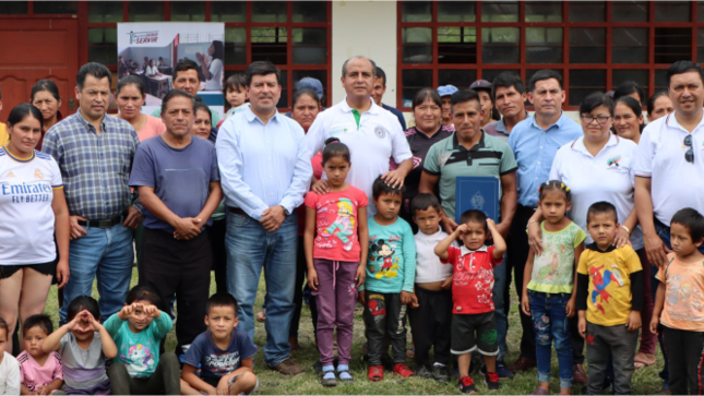 Una comitiva integrada por representantes de las Unidades de Gestión Educativa Local Chachapoyas y Rodríguez de Mendoza, liderada por la Dirección Regional de Educación, se trasladó hasta el centro poblado de Nueva Unión, ubicado en el distrito de Jalca Grande. El propósito de este desplazamiento fue la entrega oficial de la Resolución Directoral Regional Sectorial Nº6116-2023, que resuelve la creación de la Institución Educativa Inicial Nº460 Javier Pérez de Cuellar.

En un gesto simbólico, el Director Encargado, Dr. Segundo Lizardo Zumaeta Arista, entregó el mencionado documento al agente municipal, Asunción Huaman Tafur, quien expresó su profundo agradecimiento por el compromiso de las autoridades educativas y resaltó este importante acto, considerándolo como la "partida de nacimiento" de esta institución educativa inicial.

Con la creación oficial de esta institución se espera brindar a los niños de Nueva Unión y áreas circundantes la oportunidad de acceder a una educación inicial de calidad, respaldada por el compromiso de las autoridades locales y regionales.