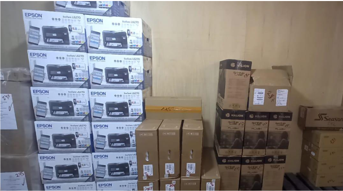 En un trabajo e inversión sin precedentes, la Dirección Regional de Educación Amazonas, dotó con equipamiento tecnológico a las UGEL operativas de Chachapoyas, Rodríguez de Mendoza, Luya y Bongará. Las mismas que no habían recibido equipamiento desde el año 2012. Este ambicioso proyecto fue gestionado por el exdirector de educación, Mg. Lilier Delgado Colunche, quien busca modernizar y mejorar las gestiones de las Unidades de Gestión Educativa Local que dependen de la unidad ejecutora de educación 300.
El equipamiento, valorizado en más de 546 mil soles, abarca una amplia gama de tecnologías, desde computadoras portátiles, monitores con procesadores integrados hasta lectores de chip electromagnético, CPUs, equipos multifuncionales con copiadora, impresora y escáner. La inclusión de dispositivos como audífonos, proyectores multimedia, escáner, parlantes woofer e impresoras láser promete impulsar significativamente las capacidades tecnológicas de estas unidades educativas, beneficiando tanto a docentes como a estudiantes.
Esta iniciativa no solo representa un salto hacia la modernización tecnológica en el ámbito institucional, sino que también refleja el compromiso de las autoridades y áreas de gestión administrativa como la oficina de abastecimiento y almacén; con la mejora continua de la calidad educativa, proporcionando herramientas esenciales para enfrentar los desafíos del aprendizaje en el siglo XXI.