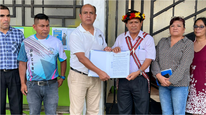 En una ceremonia oficial, el director regional de educación Amazonas (e), Dr. Segundo Lizardo Zumaeta Arista, entregó la resolución de encargatura como director de la Unidad de Gestión Educativa Local IBIR Imaza al maestro David Esamat Wasmig. Este nombramiento se enmarca en el proceso de acceso a cargos de mayor jerarquía para las encargaturas de las UGEL, entre ellas, Rodríguez de Mendoza y Condorcanqui.
Durante el acto, el Dr. Zumaeta instó al nuevo director y al equipo de especialistas de la UGEL a continuar esforzándose por mejorar los logros de aprendizaje tan necesarios para los estudiantes de la región. Asimismo, enfatizó la importancia de la madurez y responsabilidad en la gestión, encomendando a los jefes de área la priorización de perfiles conforme a las normas técnicas establecidas por el Ministerio de Educación y SERVIR.
Con este acto, se espera un impulso renovado en la gestión educativa local, buscando fortalecer el compromiso con la calidad educativa y el desarrollo integral de los estudiantes en esta área de la región Amazonas.
