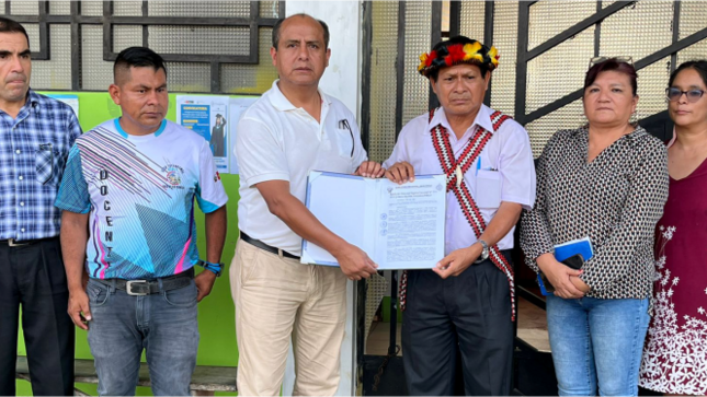 En una ceremonia oficial, el director regional de educación Amazonas (e), Dr. Segundo Lizardo Zumaeta Arista, entregó la resolución de encargatura como director de la Unidad de Gestión Educativa Local IBIR Imaza al maestro David Esamat Wasmig. Este nombramiento se enmarca en el proceso de acceso a cargos de mayor jerarquía para las encargaturas de las UGEL, entre ellas, Rodríguez de Mendoza y Condorcanqui.

Durante el acto, el Dr. Zumaeta instó al nuevo director y al equipo de especialistas de la UGEL a continuar esforzándose por mejorar los logros de aprendizaje tan necesarios para los estudiantes de la región. Asimismo, enfatizó la importancia de la madurez y responsabilidad en la gestión, encomendando a los jefes de área la priorización de perfiles conforme a las normas técnicas establecidas por el Ministerio de Educación y SERVIR.

Con este acto, se espera un impulso renovado en la gestión educativa local, buscando fortalecer el compromiso con la calidad educativa y el desarrollo integral de los estudiantes en esta área de la región Amazonas.