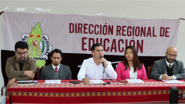 En un destacado logro para la educación en Amazonas, la Dirección Regional de Educación se posicionó como líder en ejecución presupuestal durante el ejercicio fiscal 2023. Esto, bajo la dirección del Mg. Lilier Delgado Colunche, la DREA alcanzó el 100% de ejecución presupuestal, demostrando eficiencia y compromiso con la gestión.
El ex Director Regional de Educación reconoció al equipo que conforma su sector,  por su capacidad técnica, experiencia y dedicación, pues gracias al trabajo arduo y disciplinado se hizo posible este importante logro. "Nos hemos enfocado en diversos frentes, desde mejorar el aprendizaje de los estudiantes hasta reducir la violencia escolar y agilizar los procesos administrativos", destacó el profesor Delgado Colunche.
A pesar de enfrentar desafíos, como el atraso en el pago de remuneraciones y pensiones, la DREA implementó medidas efectivas. Se llevaron a cabo acciones como la recomposición del personal de planillas y la capacitación para operar el MCPP, un nuevo aplicativo de pagos del Ministerio de Economía y Finanzas. Gracias a estos cambios se logró cumplir con las pensiones de los cesantes correspondiente al mes de diciembre, esto a pesar de no haber recibido la transferencia presupuestal correspondiente.
El profesor Lilier Delgado, expresó también, su agradecimiento al Gobernador Regional Gilmer Horna Corrales por la oportunidad brindada y la confianza ratificada para continuar en el cargo a partir del 15 de enero de 2024. También resaltó la importancia de enfrentar desafíos pendientes en educación, como la construcción del “Proyecto Educativo Regional al 2036”, cuyo primer entregable se espera presentar en agosto de este año. Este proyecto es esencial para trazar una política educativa sólida y evitar crisis educativas en el futuro.
Los restos para este 2024, son, mejorar el servicio educativo mediante un proyecto de inversión pública de 3 millones de soles, enfocado en fortalecer el liderazgo de los directivos de instituciones educativas y la gestión de las Unidades de Gestión Educativa Local a través de mentorías con residentado, con especial atención a las zonas rurales. Además, es necesario replantear y dinamizar estrategias y acciones en el área de  gestión pedagógica para  alcanzar metas significativas en gestión escolar.