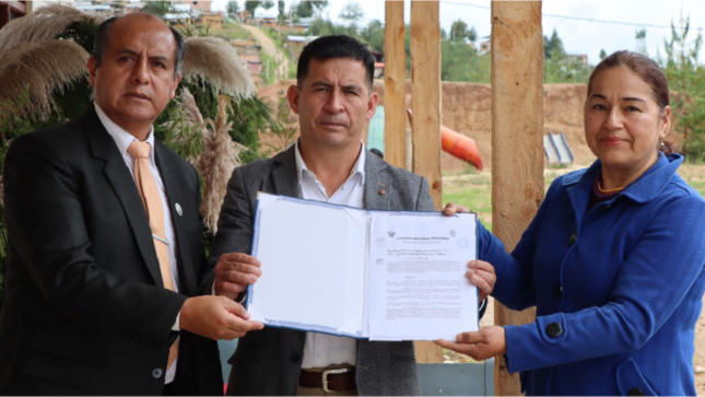 El profesor Lilier Noé Delgado Colunche, director de la Dirección Regional de Educación de Amazonas (DREA), anunció la emisión de una resolución para la creación de una institución educativa de nivel primario, llevando el nombre del distinguido docente Manuel Antonio Angulo Reyes, quien previamente se desempeñó como director del Colegio San Juan de la Libertad. La institución educativa está ubicada en el barrio de Santa Rosa, perteneciente al AA.HH Pedro Castro, en la provincia de Chachapoyas. Esta iniciativa se materializó con la presencia y acciones del director de la UGEL Chachapoyas, Segundo Zumaeta Arista. 

La creación de esta nueva institución no solo rinde homenaje a la destacada labor del profesor Angulo Reyes, sino que también demuestra la colaboración interinstitucional para promover la excelencia educativa en la región. La presencia y participación del director de la UGEL Chachapoyas subraya la importancia asignada a este proyecto en la mejora continua de la educación. Este paso significativo se alinea con la visión del gobernador Horna de impulsar el desarrollo sostenible a través de la educación, consolidando un hito positivo para el panorama educativo en Amazonas.