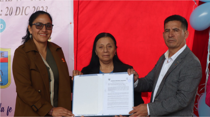 El director de la Dirección Regional de Educación de Amazonas (DREA), el profesor Lilier Noé Delgado Colunche, entregó una resolución autorizando la ampliación del servicio educativo de nivel secundario en la institución 18288 Isabel Linch de Rubio, situada en el distrito de Chachapoyas. A partir del 1 de enero de 2024, la institución ofrecerá educación secundaria en los grados primero y segundo, dedicados exclusivamente para atender a señoritas en edad escolar. La resolución también incluye la reubicación de plazas orgánicas declaradas excedentes en el proceso de racionalización 2023, asegurando recursos y personal para fortalecer el nivel secundario.
Este importante anuncio contó con la participación destacada de la Vicegobernadora Leyda Rimarachín y el director de la UGEL Chachapoyas, el profesor Segundo Zumaeta Arista. La presencia de estas autoridades subraya el respaldo institucional clave para el éxito de esta iniciativa educativa, marcando un hito significativo para el desarrollo educativo en la región.
El mejoramiento de la calidad educativa es parte del compromiso de gestión del gobernador Gilmer Horna en su afán de fortalecer este pilar para el desarrollo sostenible de Amazonas.