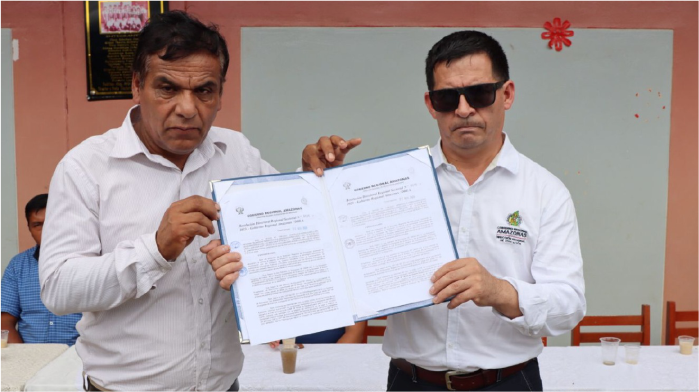 El Director Regional, Mg. Lilier Noé Delgado Colunche, junto a su equipo de la oficina de racionalización de DGP, Martha Ysabel Torrejón Pelaéz y Flor Antonieta, se trasladaron a la localidad para entregar la Resolución Directoral Regional Sectorial N° 6134-2023 al director de la institución educativa, profesor Eleuterio Melendez Villanueva.
La resolución autoriza la ampliación del servicio educativo a partir del 1 de enero de 2024 en el nivel secundario de la Celcho Cusco N° 18164. Esta ampliación se llevará a cabo en la misma infraestructura, pero en el turno de tarde, y estará destinada a atender a los estudiantes de primer y segundo grado de secundaria. Con esta medida, se busca garantizar el acceso a la educación en esta localidad y brindar oportunidades de formación a los estudiantes de la zona.
La comunidad educativa de la I.E N° 18164 Celcho Cusco de Ocallí se mostró satisfecha con esta decisión, ya que permitirá que más estudiantes puedan continuar con su educación secundaria sin tener que trasladarse a otras localidades. Además, se destacó el compromiso del Director Regional de Educación Amazonas y su equipo por buscar alternativas para mejorar la calidad educativa en la región y asegurar que los jóvenes tengan acceso a una educación de calidad.